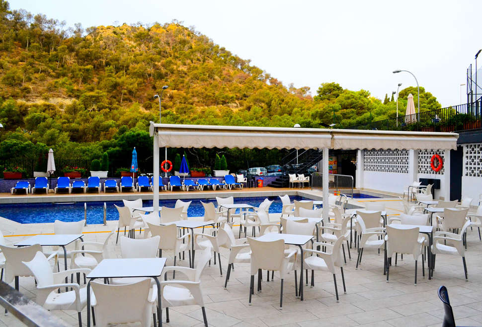 Een foto van het terras bij Sercotel Maya Alicante