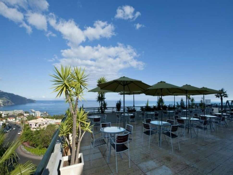 Een foto van het terras bij Hotel Madeira Panoramico