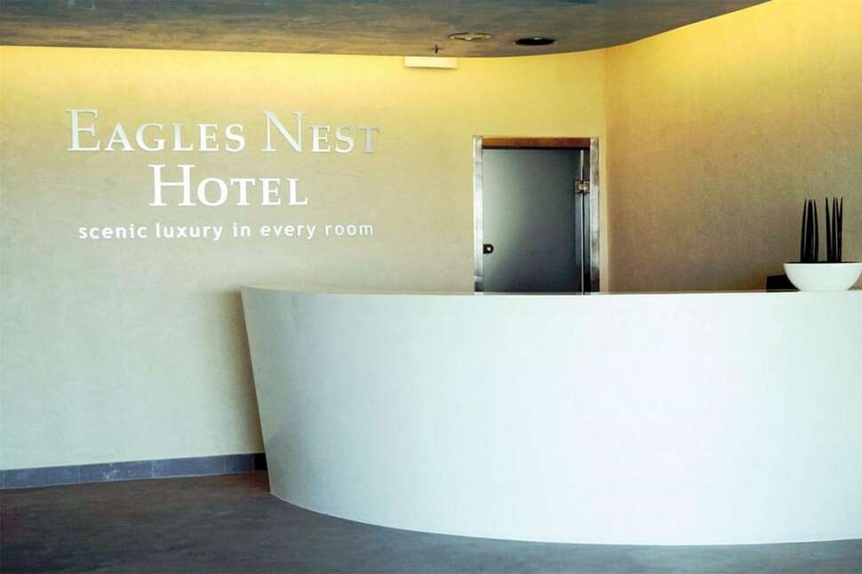 Een foto van het interieur van Eagles Nest Hotel