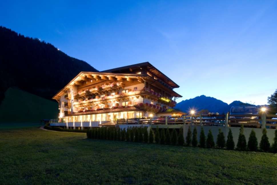 Een foto van de buitenkant van Hotel Bergland & Obertuschenhof