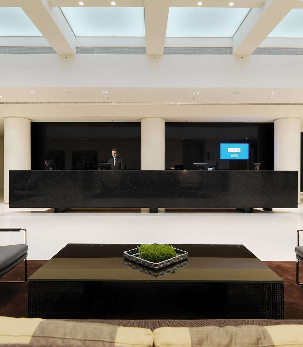Een foto van het interieur van H10 Berlin Ku'damm