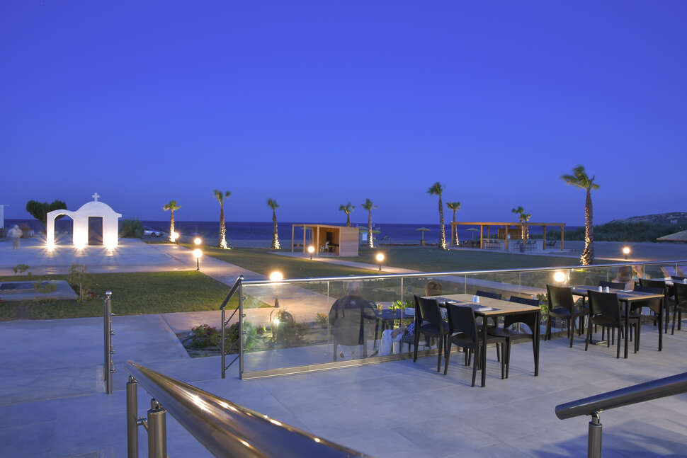 Een foto van het terras bij Evita Bay