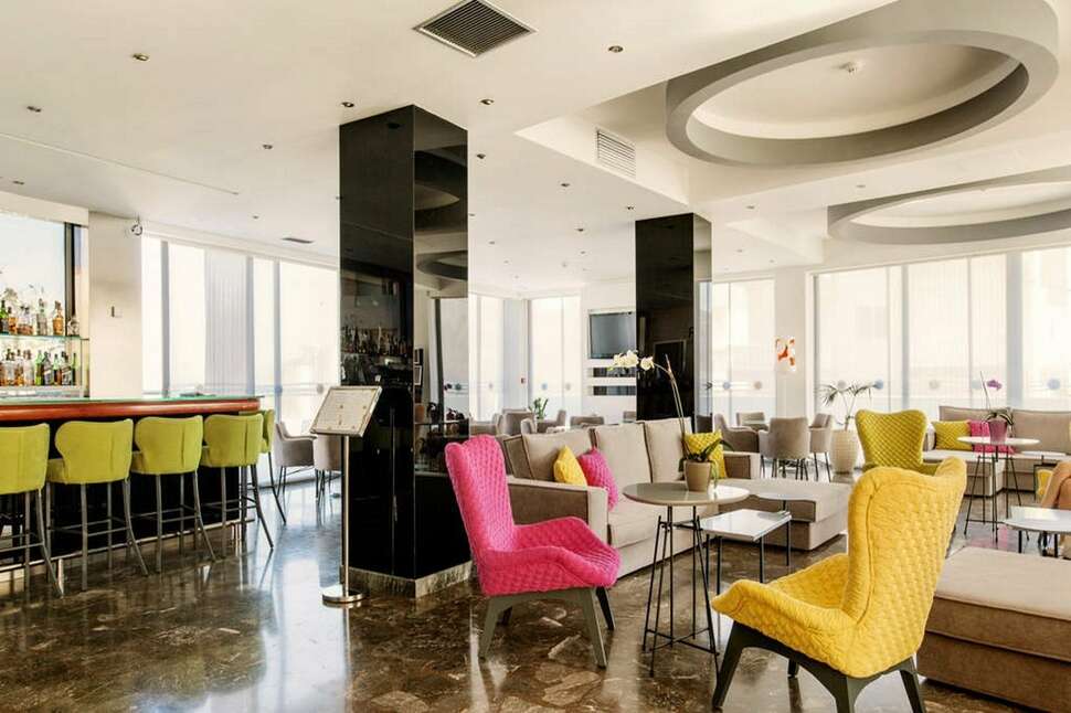 Een foto van het interieur van Semiramis City Hotel