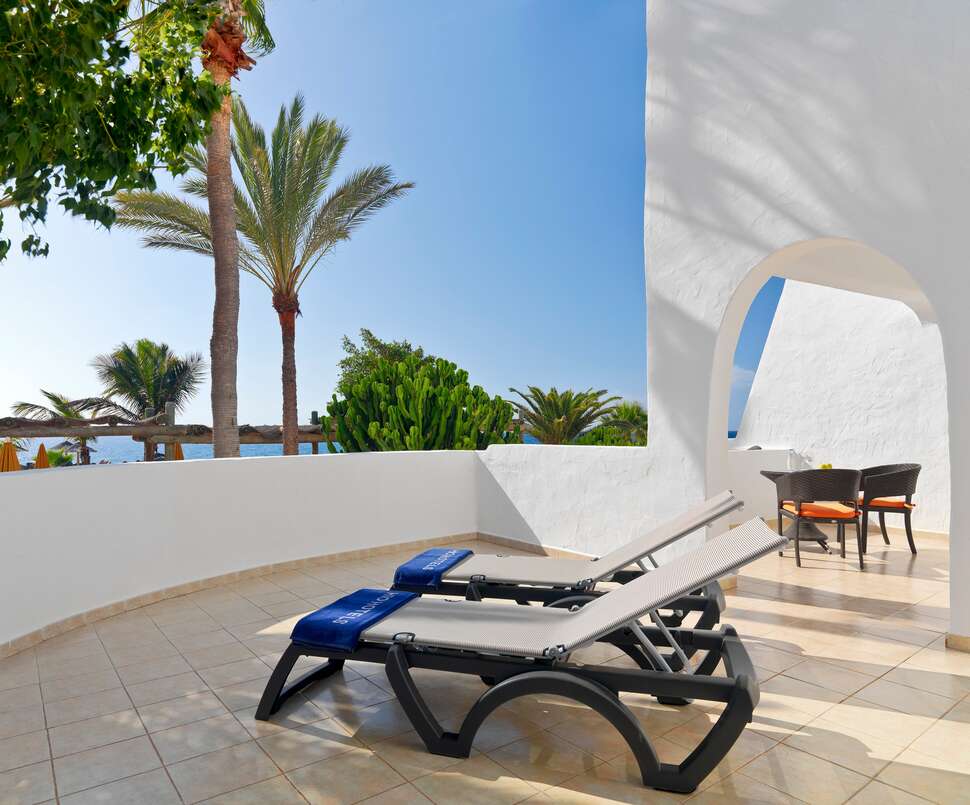 Een foto van het terras bij H10 Timanfaya Palace