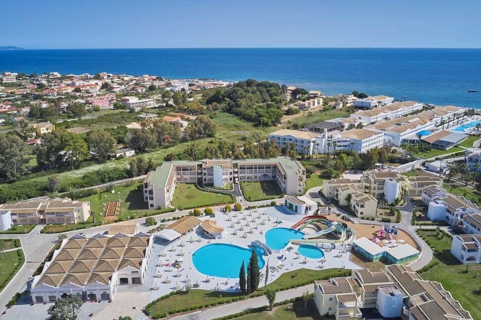 Een foto van het zwembad bij Sandy Beach & Villas