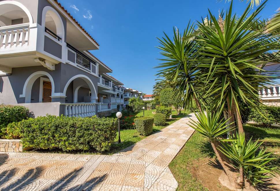 Een foto van de buitenkant van Golden Sun Hotel