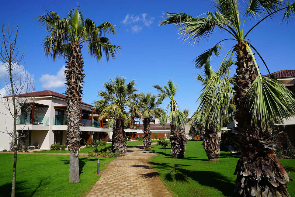 Een foto van het terras bij Almyros Beach Hotel