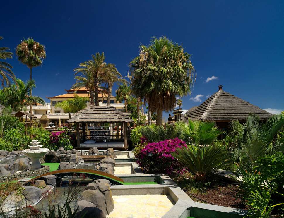 Een foto van de buitenkant van Regency Country Club Appartementen & Suites