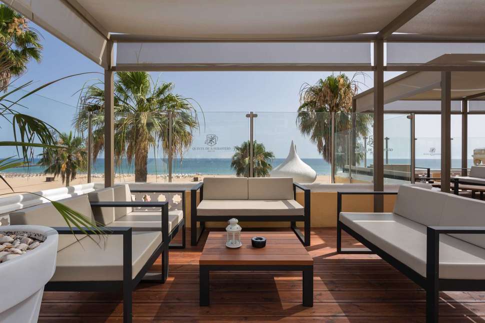 Een foto van het terras bij AP Oriental Beach