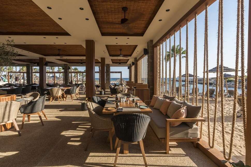 Een foto van het terras bij Adams Beach Hotel