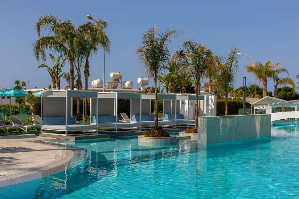Een foto van het zwembad bij Faros Hotel