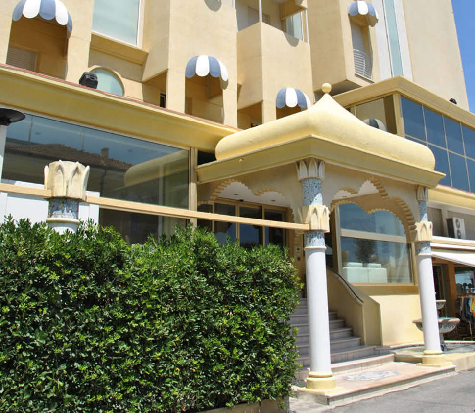 Een foto van de buitenkant van Hotel Panoramic Rimini