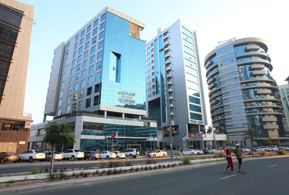 Een foto van de buitenkant van Ramada By Wyndham Barsha Heights