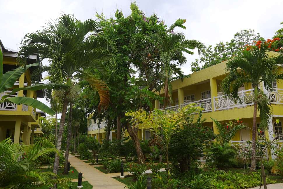 Een foto van de buitenkant van Merril's Beach Resort II
