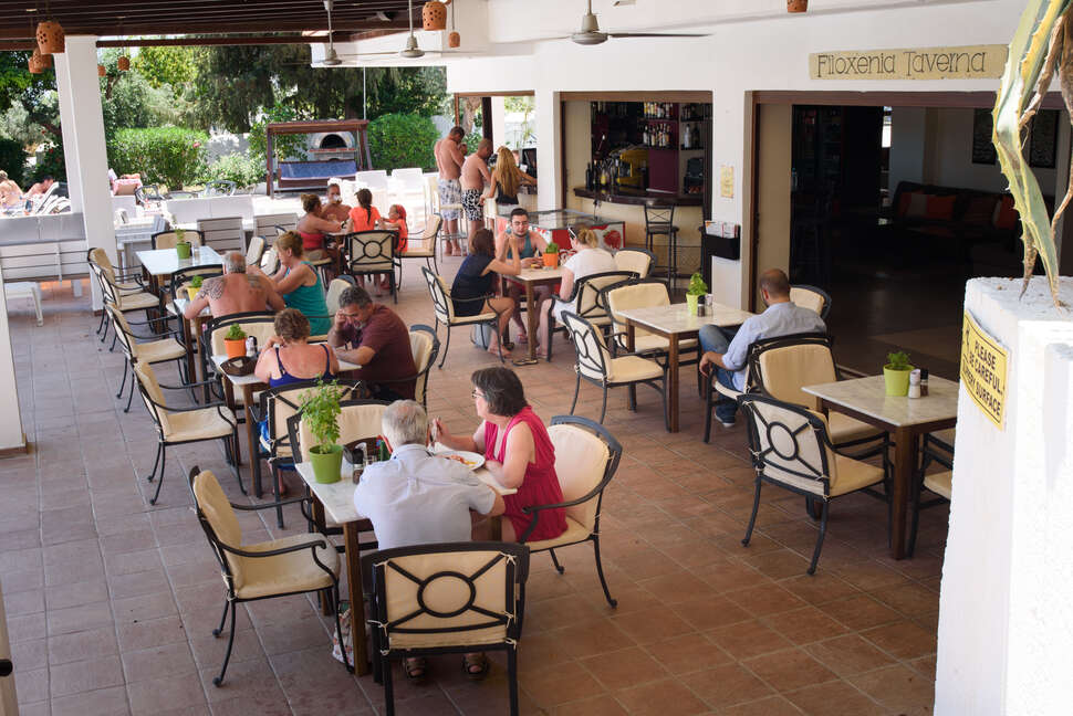Een foto van het terras bij Pefkos Village Resort