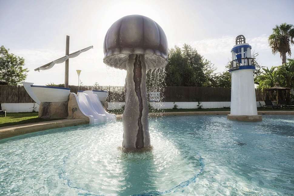 Een foto van het zwembad bij Alegria Costa Ballena