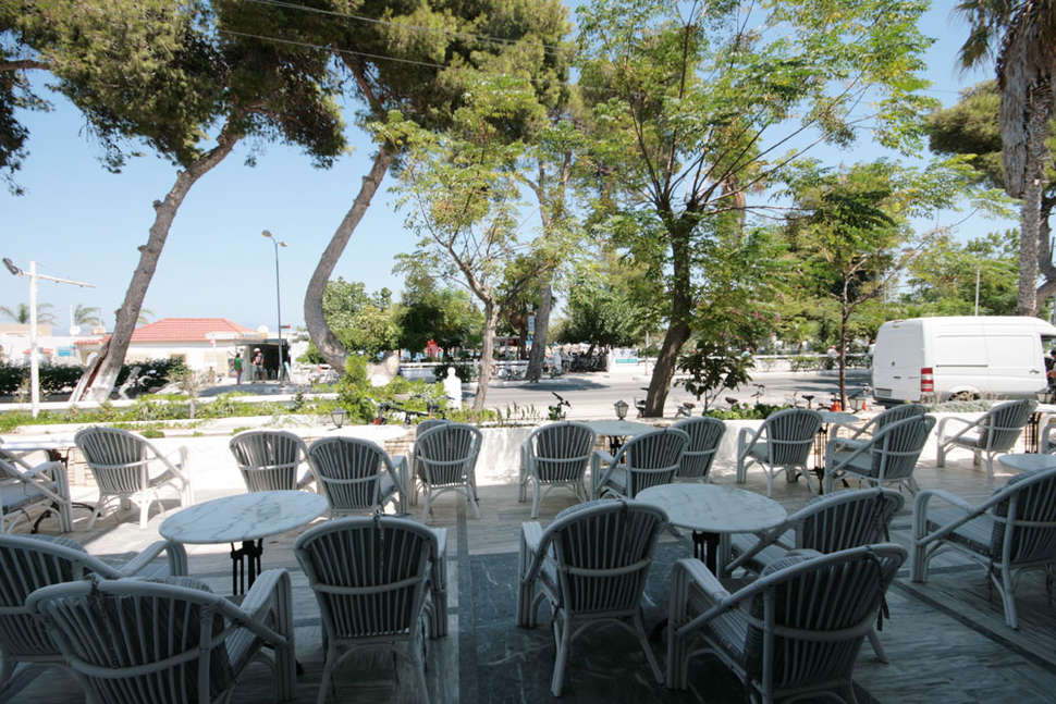 Een foto van het terras bij Theodorou Beach Hotel