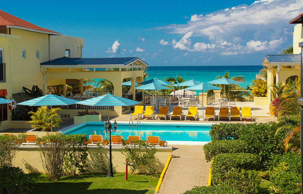 Een foto van het zwembad bij Rooms on the Beach Negril
