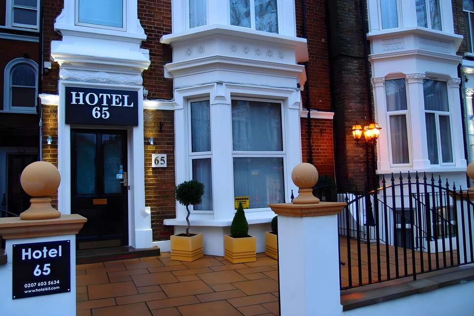 Een foto van de buitenkant van Hotel 65