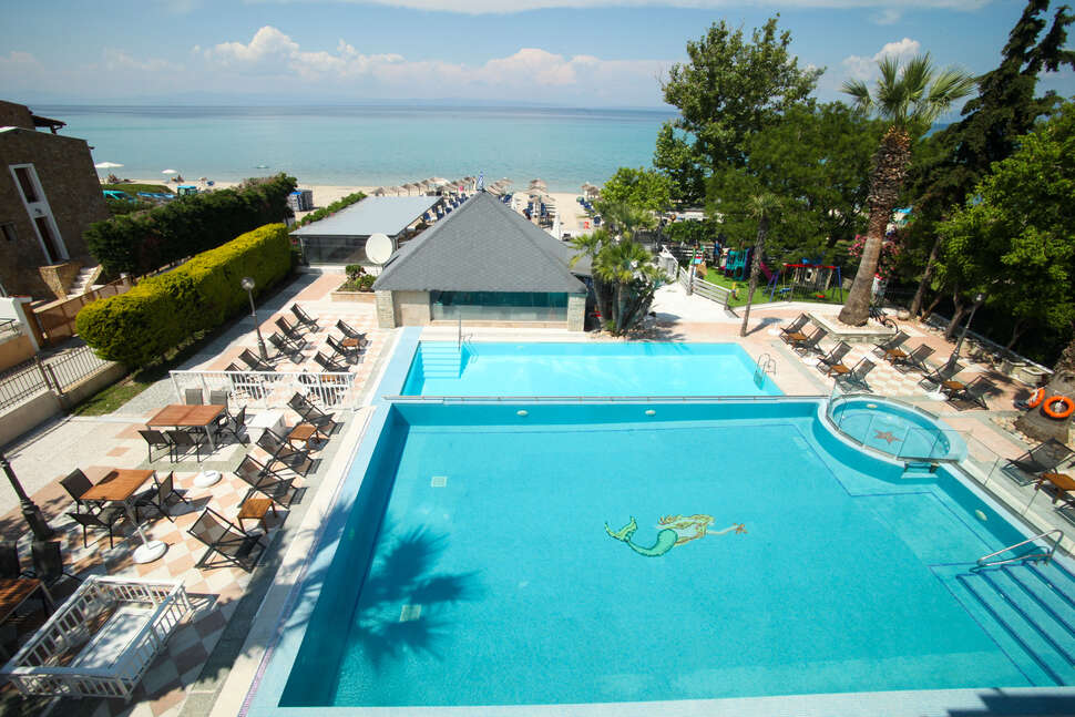 Een foto van het zwembad bij Naias Beach Hotel