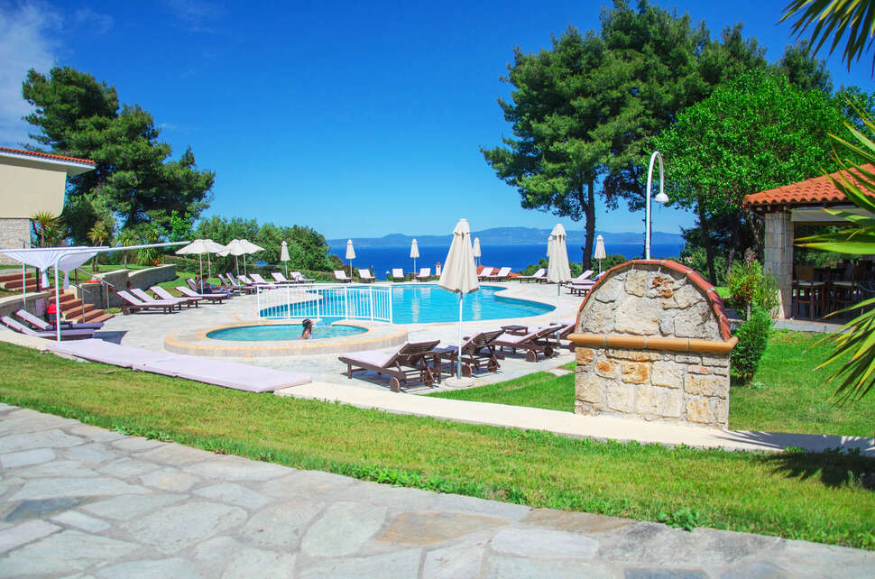Een foto van het zwembad bij Alkion Resort