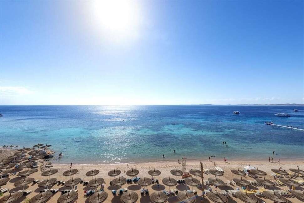Een foto van het strand bij Reef Oasis Blue Bay Resort & Spa