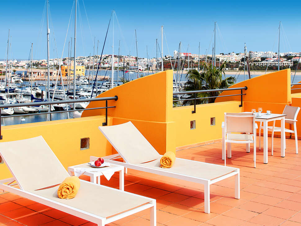 Een foto van het terras bij NH Marina Portimao Resort