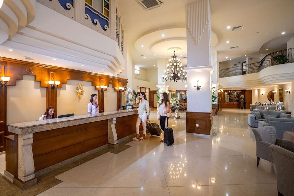 Een foto van het interieur van Aquamare Beach Hotel & Spa