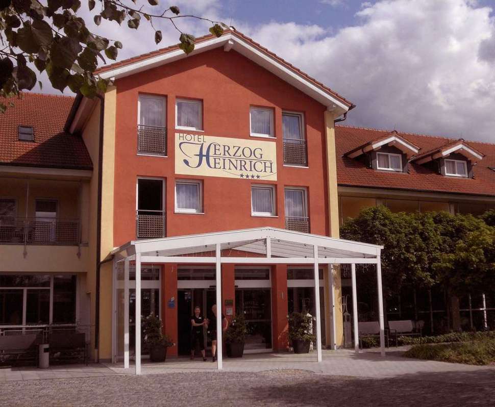 Een foto van de buitenkant van Hotel Herzog Heinrich