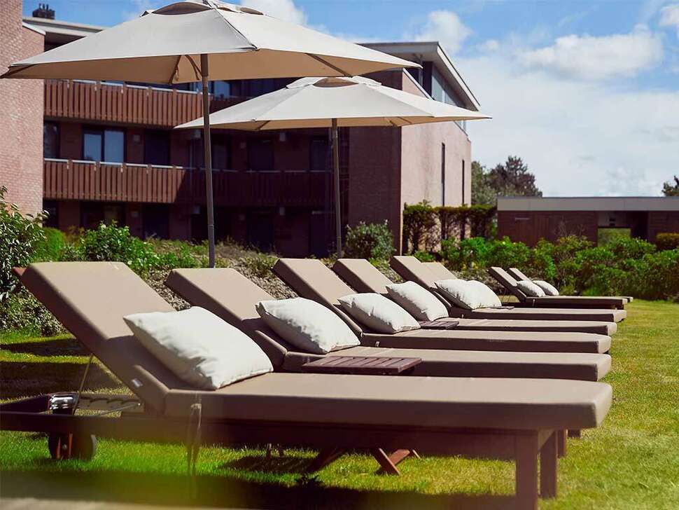 Een foto van het terras bij Fletcher Hotel-Restaurant Noordsee-Ameland