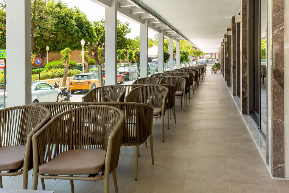 Een foto van het terras bij Rhodos Horizon City
