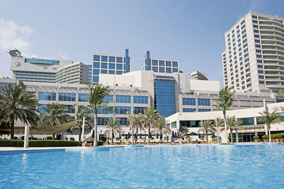 Een foto van het zwembad bij Beach Rotana