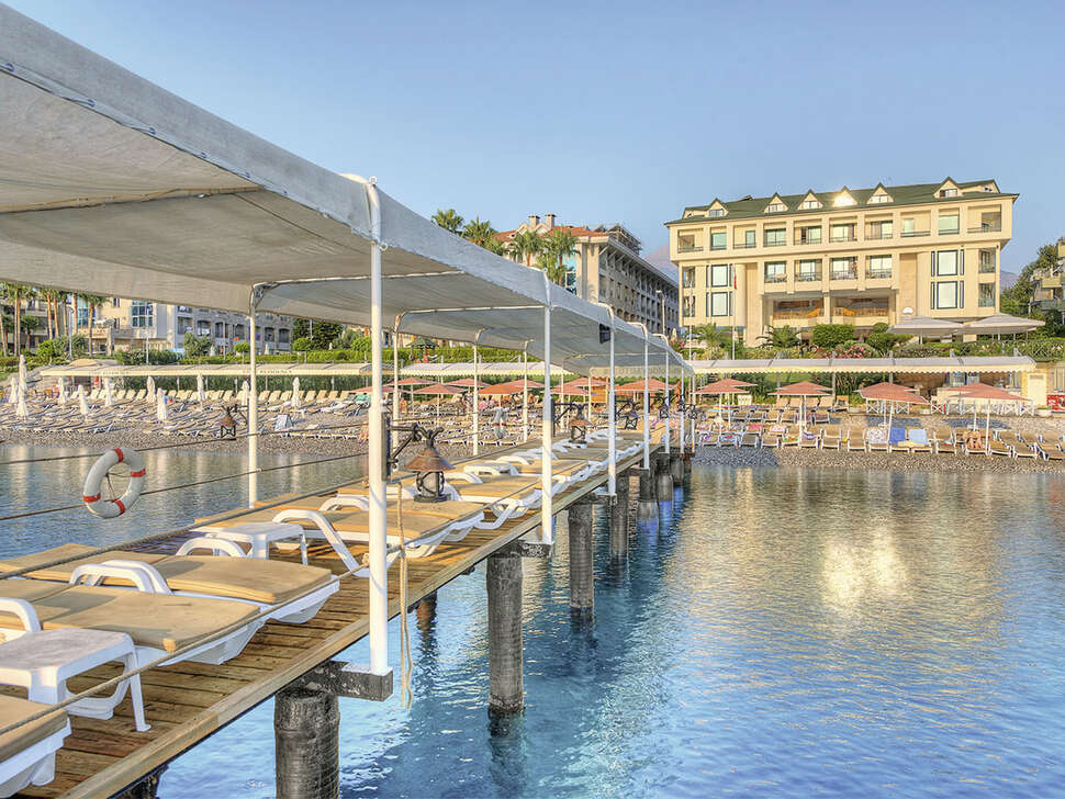 Een foto van het terras bij Hotel Golden Lotus