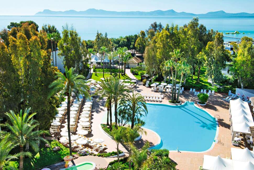 Een foto van het zwembad bij Iberostar Waves Ciudad Blanca