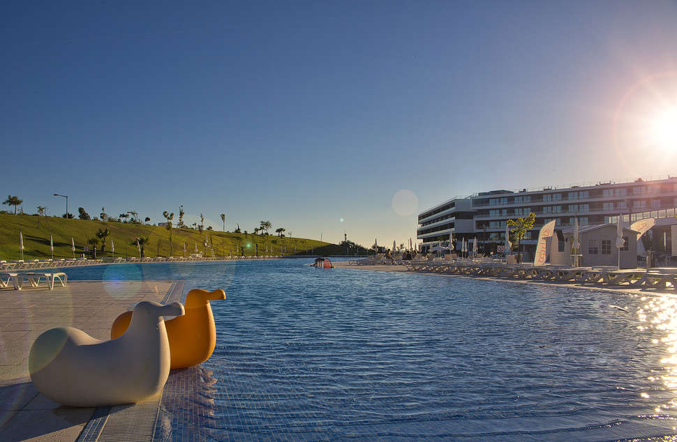 Ein Foto vom Pool im Aparthotel Alvor Baia