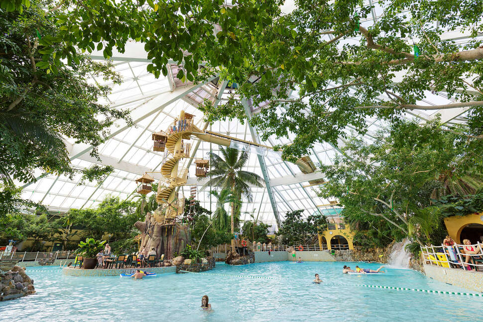 Een foto van het zwembad bij Center Parcs De Vossemeren