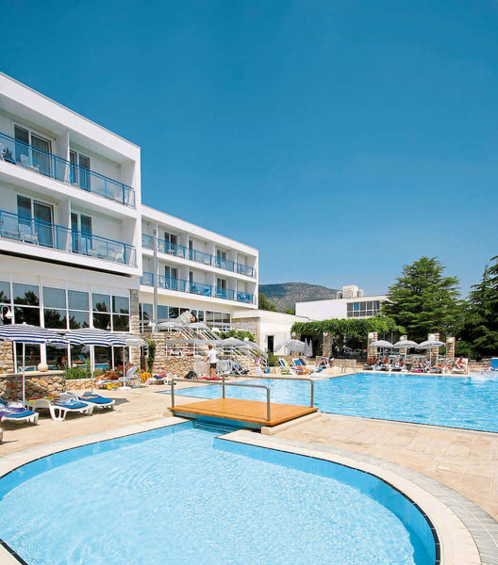 Een foto van het zwembad bij Bluesun Hotel Borak