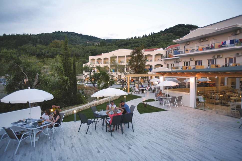 Een foto van het terras bij San George Palace Hotel