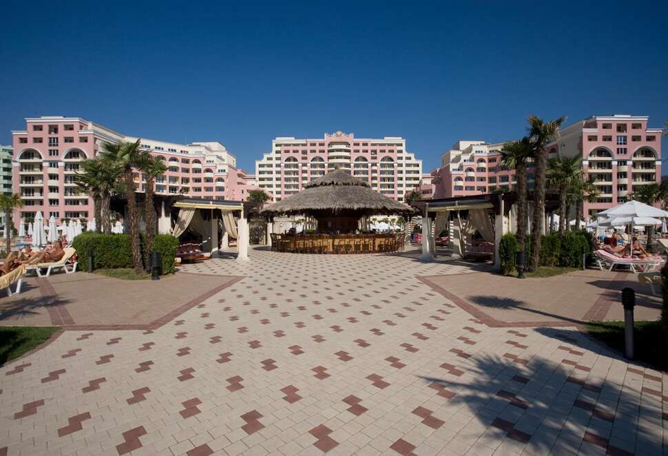 Een foto van de buitenkant van DIT Majestic Beach Resort