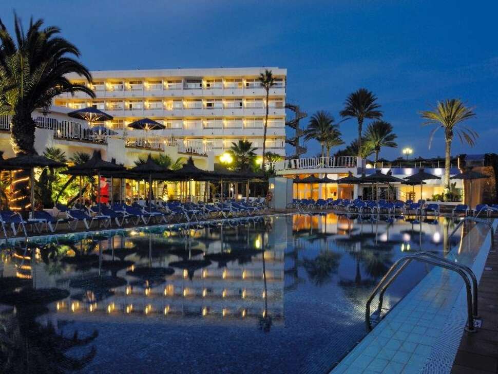 Een foto van het zwembad bij VIK Hotel San Antonio
