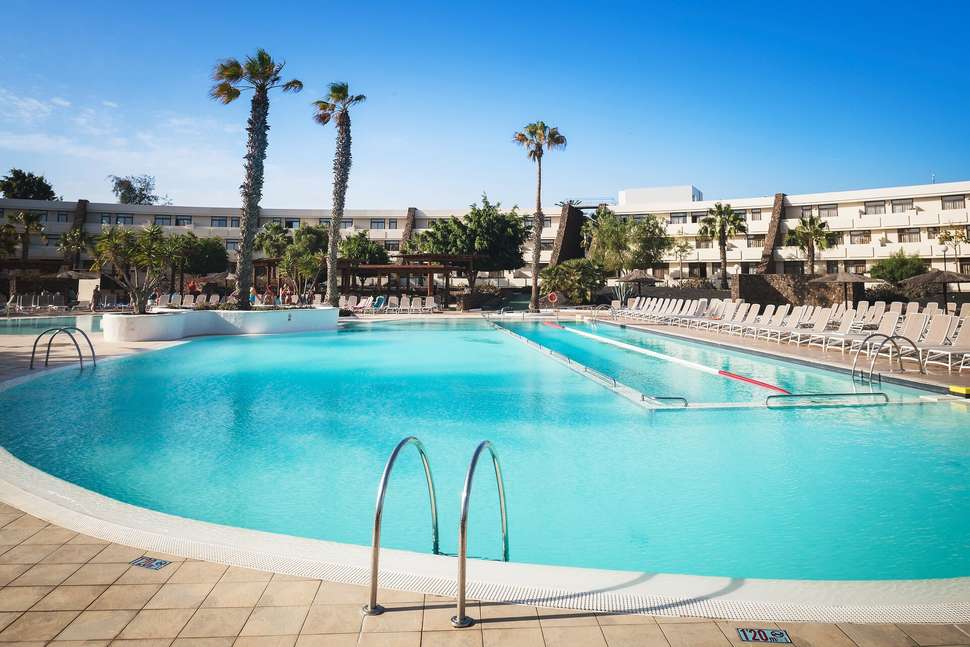 Een foto van het zwembad bij Los Zocos Impressive Lanzarote