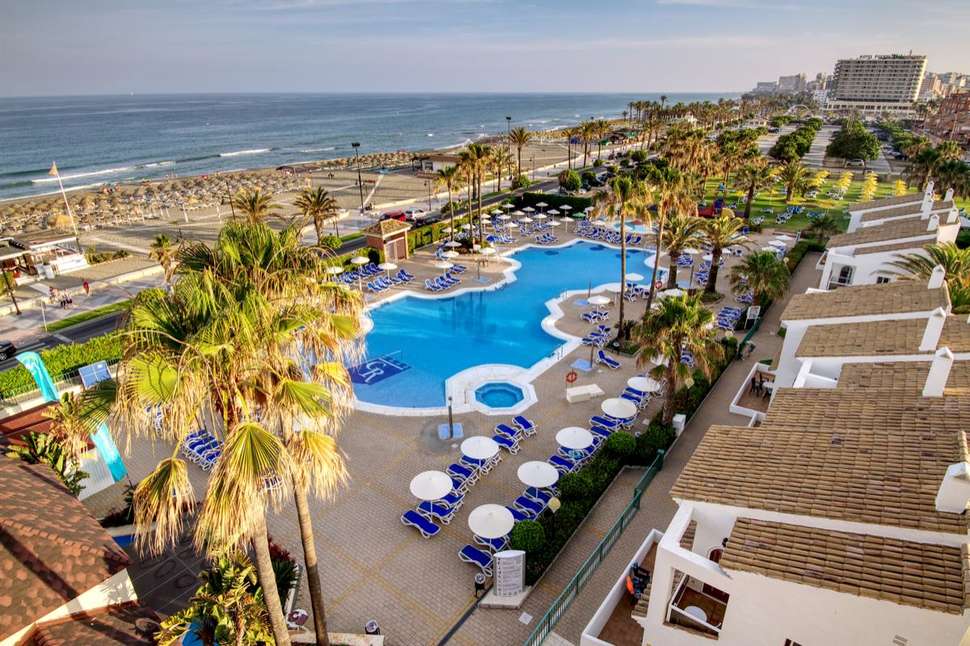 Een foto van het zwembad bij Occidental Torremolinos Playa