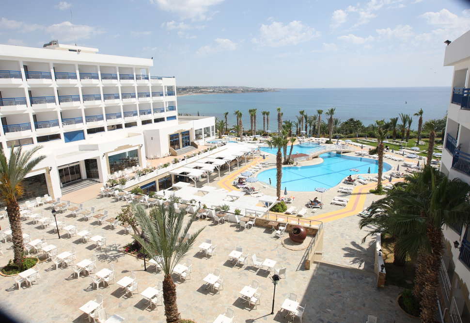 Een foto van het zwembad bij Hotel Ascos Coral Beach