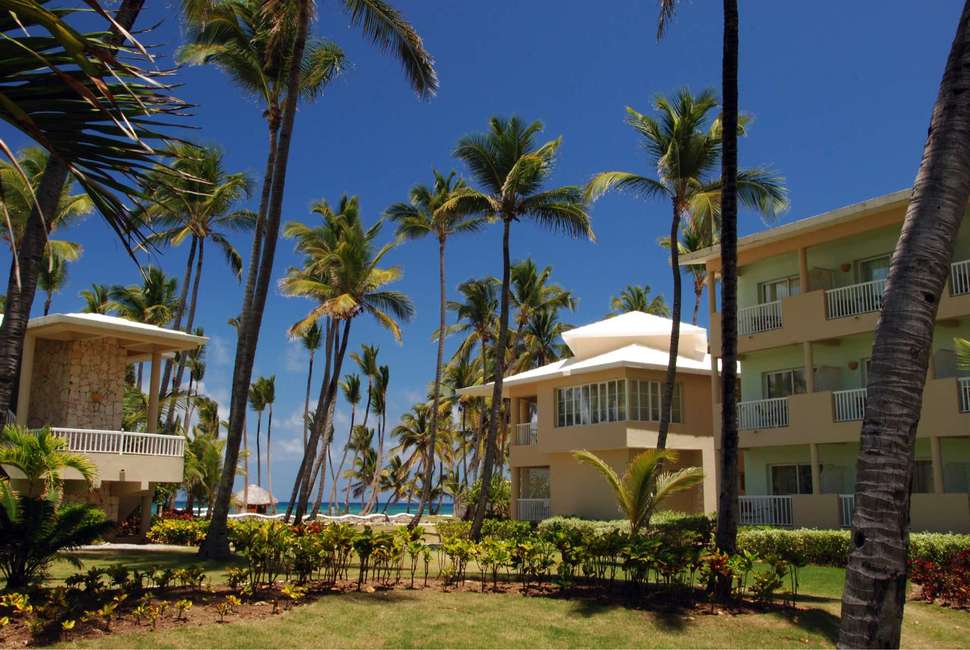 Een foto van het terras bij Grand Sirenis Punta Cana Resort