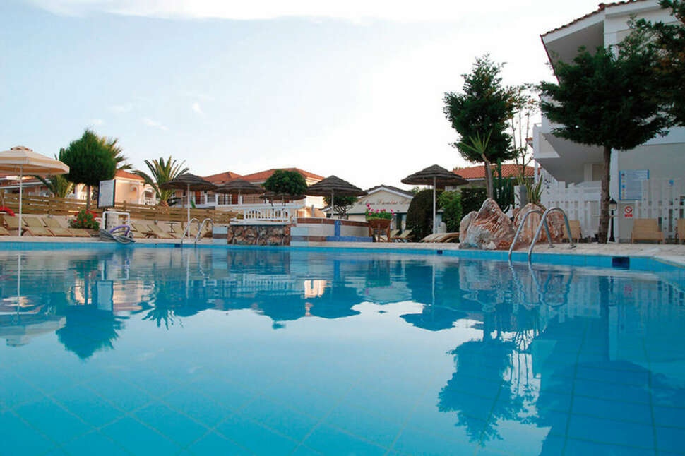 Een foto van het zwembad bij Louros Beach Hotel & Spa