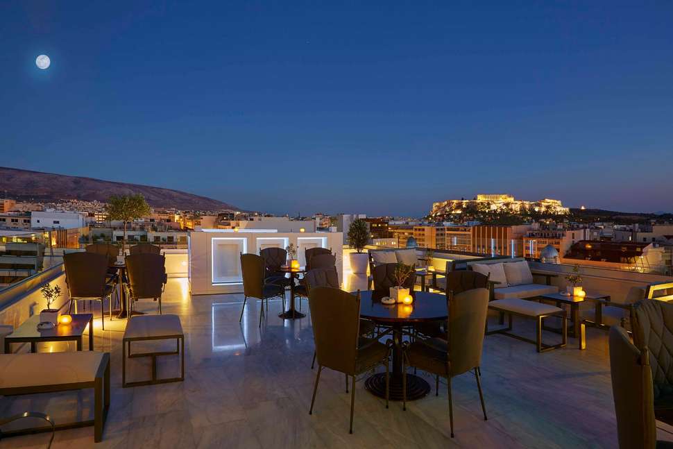 Ein Foto von der Terrasse im Titania Hotel