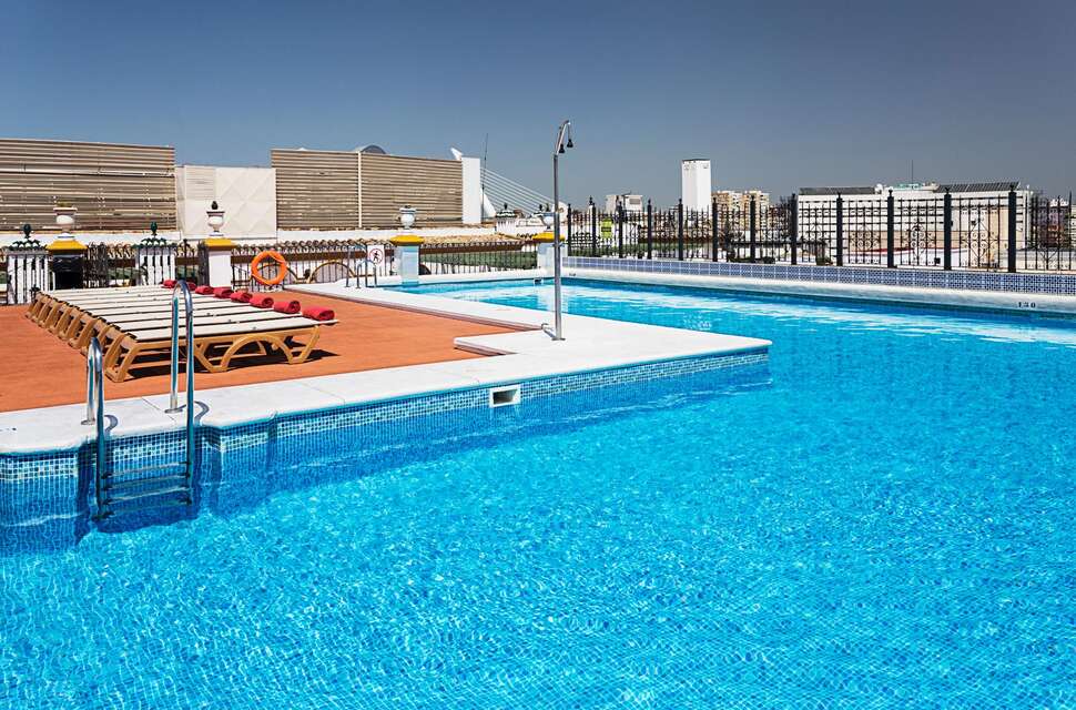 Een foto van het zwembad bij Exe Sevilla Macarena