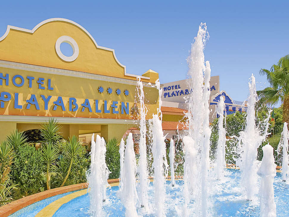 Een foto van het zwembad bij Playaballena Hotel