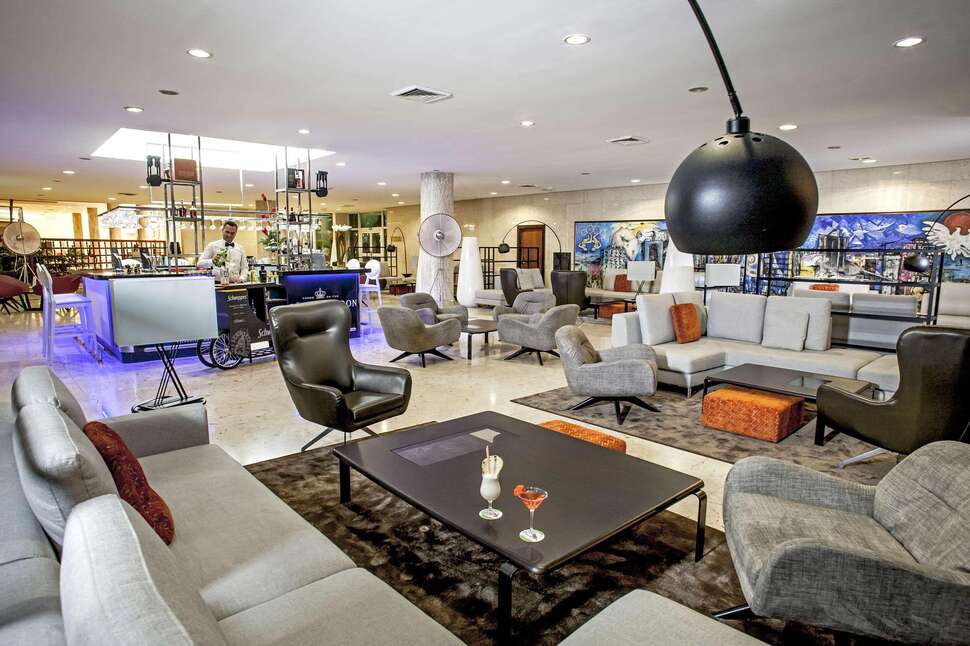 Een foto van het interieur van Tryp Habana Libre