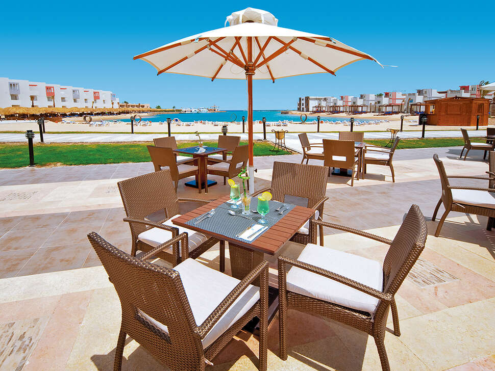 Een foto van het terras bij Sunrise Crystal Bay Resort